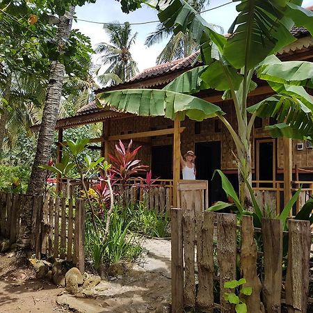 Red Island Bungalows Pasanggaran Exterior photo