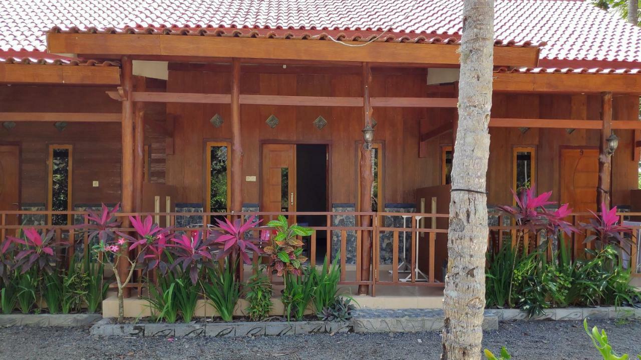 Red Island Bungalows Pasanggaran Exterior photo